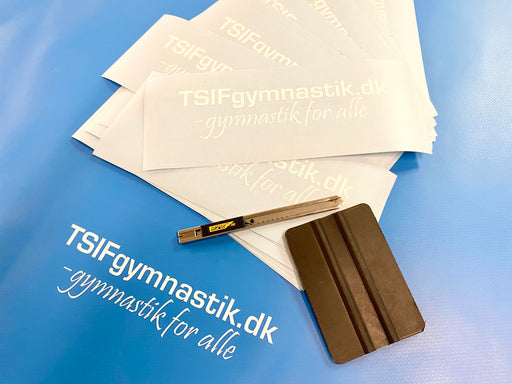 Logo som I selv kan montere på redskaber. Let og hurtigt at arbejde med og kan monteres uden lim.

Logoet overføres direkte fra folien til gymnastikredskaber. 

Der medfølger en vejledning sammen med logoerne.

Det er samme type folie som bliver brugt på lastbiler, dvs. ekstremt holdbart. 
