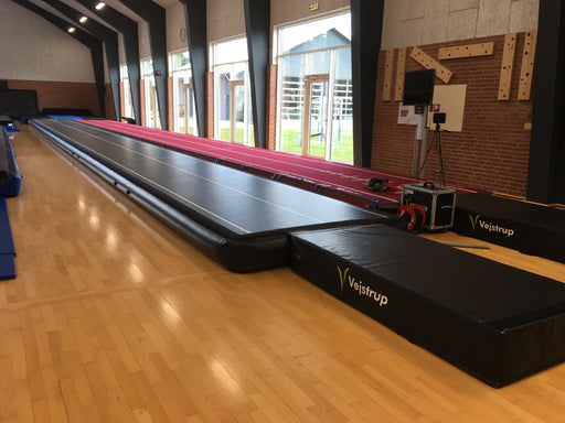 Tumbling Airtrack 2x26m leveret til Vejstrup Efterskole