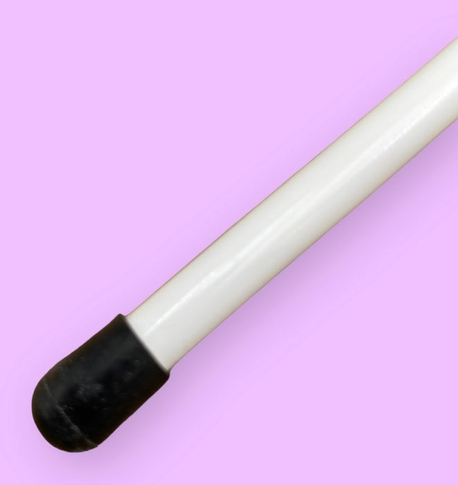 MALA vimpelstang til rytmisk gymnastik.
Klassisk hvid vimpelstang i glasfiber, med endeprop i gummi, samt øje og svirvel til vimpelmontering.
Rigtig god kvalitet. 
Designet til at give gymnasten optimal effekt af koreografier, sving og kast med vimplen. 
Fås i to længder, 45 cm til børn/junior og 57 cm til voksne gymnaster. 
