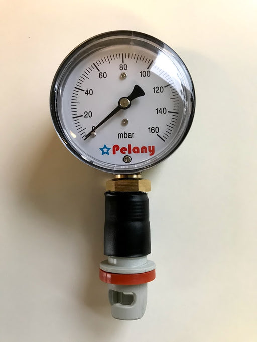 Manometer som måler tryk i millibar.