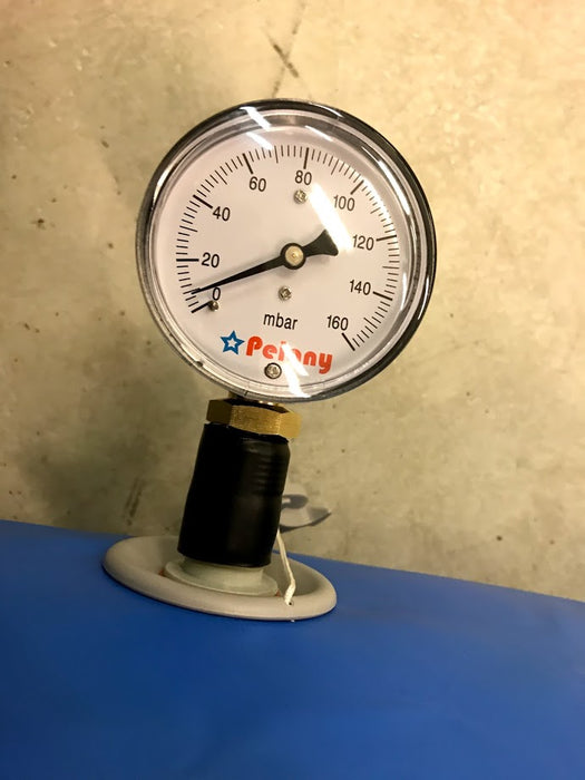 Manometer som måler tryk i millibar.